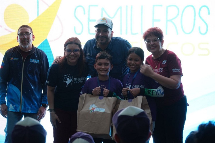 Jóvenes zulianos listos para participar en la Olimpiada Nacional de Robótica Creativa 2025