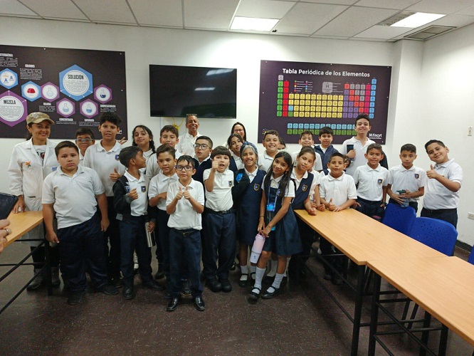 Niños y niñas de la U.E.P. «Relámpago del Catatumbo» disfrutan de una jornada científica en las instalaciones de Fundacite Zulia.