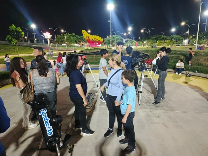 Marabinos disfrutan Noche de Observación Astronómica en el Parque Ana María Campos